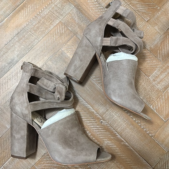 NEW Jessica Simpson Kandiss Block Heel Open Toe Tie Up Suede Sandal in Taupe - Picture 4 of 8